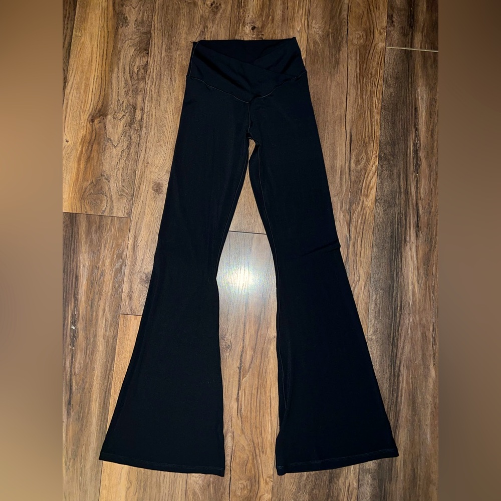 Women’s size MEDIUM Offline by Aerie Solid Black Crossover Flare Legging.